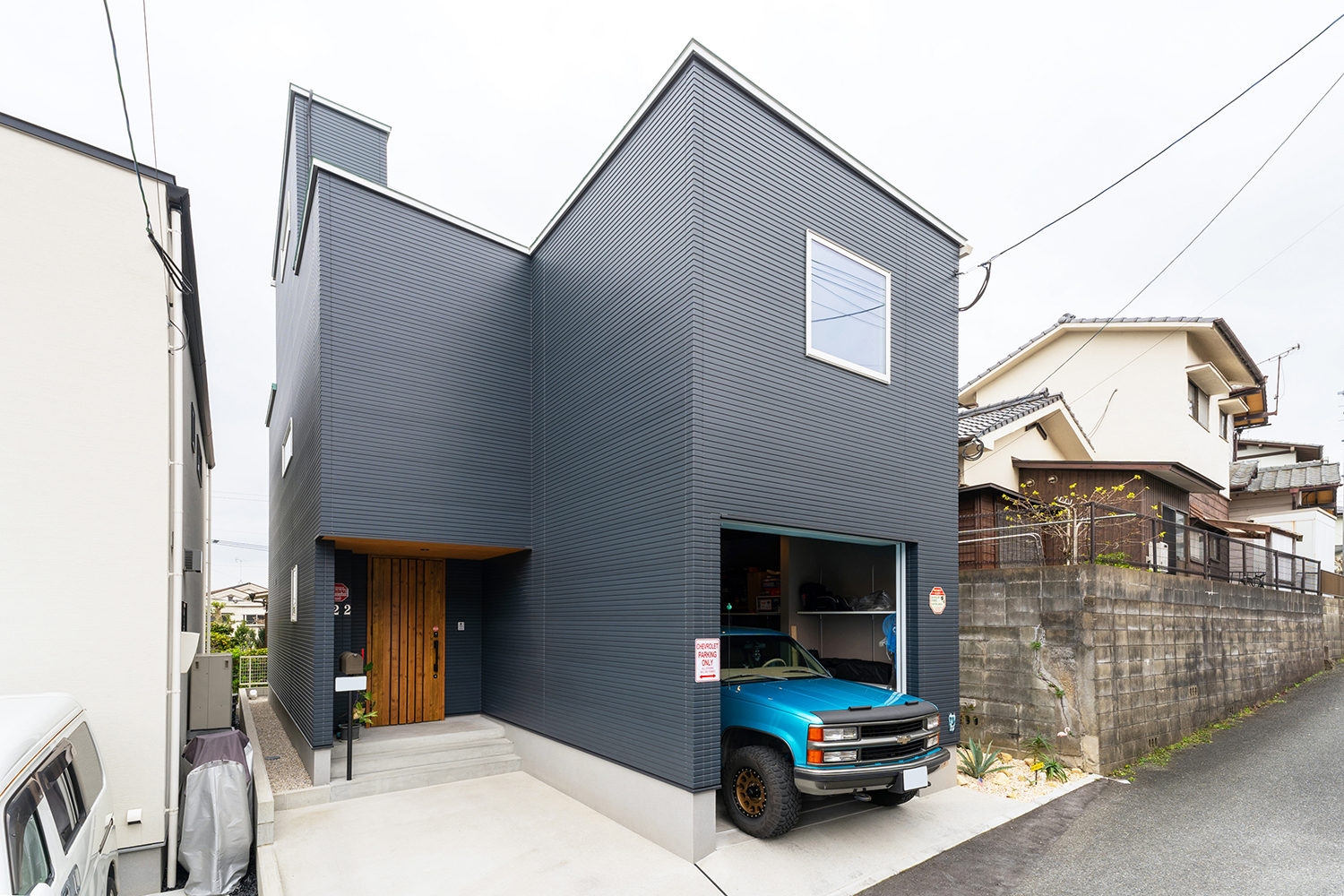 狭小地を最大限に活かした屋上のあるビルトインガレージハウス